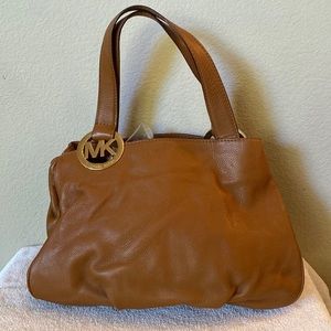 Michael Kors handbag, looks brand new! Lots of pockets beautiful leather!